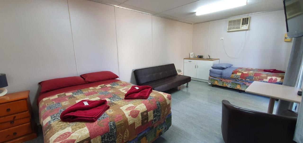 Pinjarra Caravan Park And Cabins Екстериор снимка